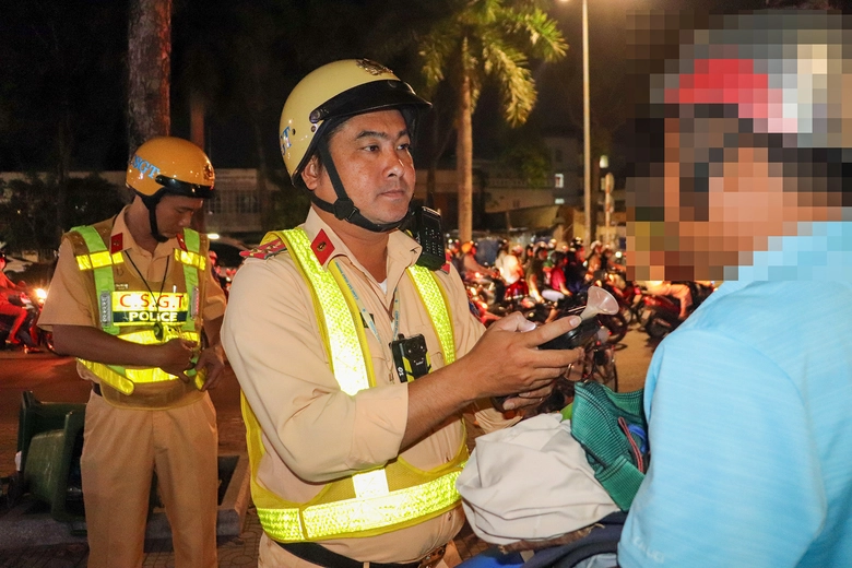 CSGT Cần Thơ xử phạt hơn 50 trường hợp vi phạm nồng độ cồn ng&agrave;y đầu năm mới- Ảnh 5.