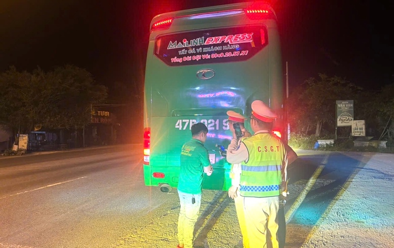 Xử phạt t&agrave;i xế xe kh&aacute;ch uống rượu bia, chở 22 người từ Đ&agrave; Nẵng v&agrave;o Đắk Lắk- Ảnh 1.