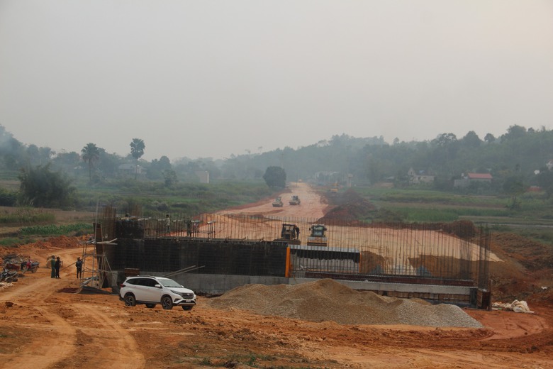 Thi c&ocirc;ng xuy&ecirc;n tết Dương lịch tr&ecirc;n c&aacute;c c&ocirc;ng tr&igrave;nh trọng điểm ở Tuy&ecirc;n Quang- Ảnh 1.