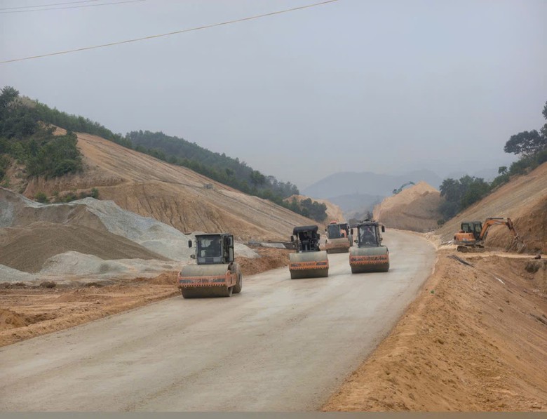 Thi c&ocirc;ng xuy&ecirc;n tết Dương lịch tr&ecirc;n c&aacute;c c&ocirc;ng tr&igrave;nh trọng điểm ở Tuy&ecirc;n Quang- Ảnh 2.