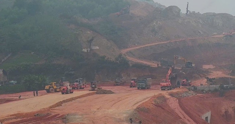 Thi c&ocirc;ng xuy&ecirc;n tết Dương lịch tr&ecirc;n c&aacute;c c&ocirc;ng tr&igrave;nh trọng điểm ở Tuy&ecirc;n Quang- Ảnh 3.