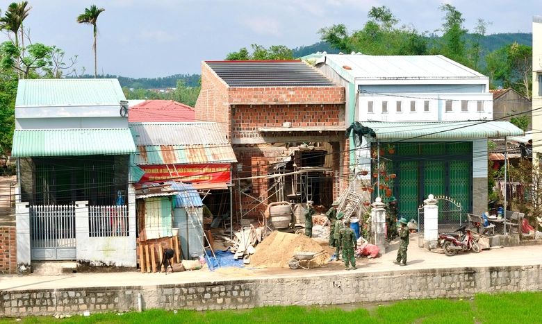 Gia Lai: Bộ đội "ăn Tết" tr&ecirc;n c&ocirc;ng trường để dựng nh&agrave; cho d&acirc;n- Ảnh 6.