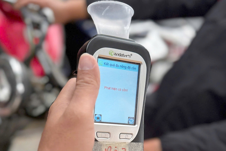 CSGT H&agrave; Nội l&agrave;m việc xuy&ecirc;n tết Dương lịch, ph&aacute;t hiện người đi xe đạp vi phạm nồng độ cồn- Ảnh 7.