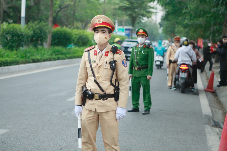 CSGT H&agrave; Nội l&agrave;m việc xuy&ecirc;n tết Dương lịch, ph&aacute;t hiện người đi xe đạp vi phạm nồng độ cồn- Ảnh 1.