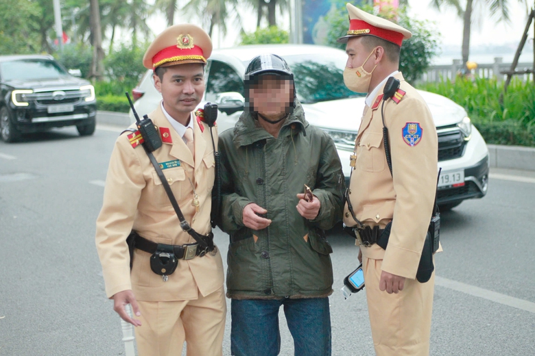 CSGT H&agrave; Nội l&agrave;m việc xuy&ecirc;n tết Dương lịch, ph&aacute;t hiện người đi xe đạp vi phạm nồng độ cồn- Ảnh 8.