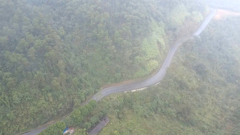 CSGT L&agrave;o Cai tăng cường tuy&ecirc;n truyền, ngăn tai nạn ở những cung đường nguy hiểm- Ảnh 5.