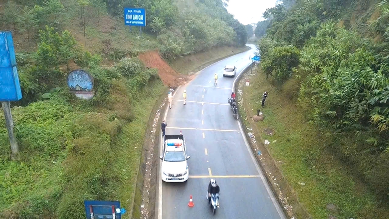 CSGT L&agrave;o Cai tăng cường tuy&ecirc;n truyền, ngăn tai nạn ở những cung đường nguy hiểm- Ảnh 2.