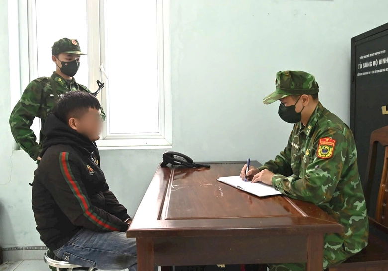 Quảng Ninh: Bắt giữ vụ vận chuyển hơn 1.300 b&igrave;nh kh&iacute; cười- Ảnh 2.
