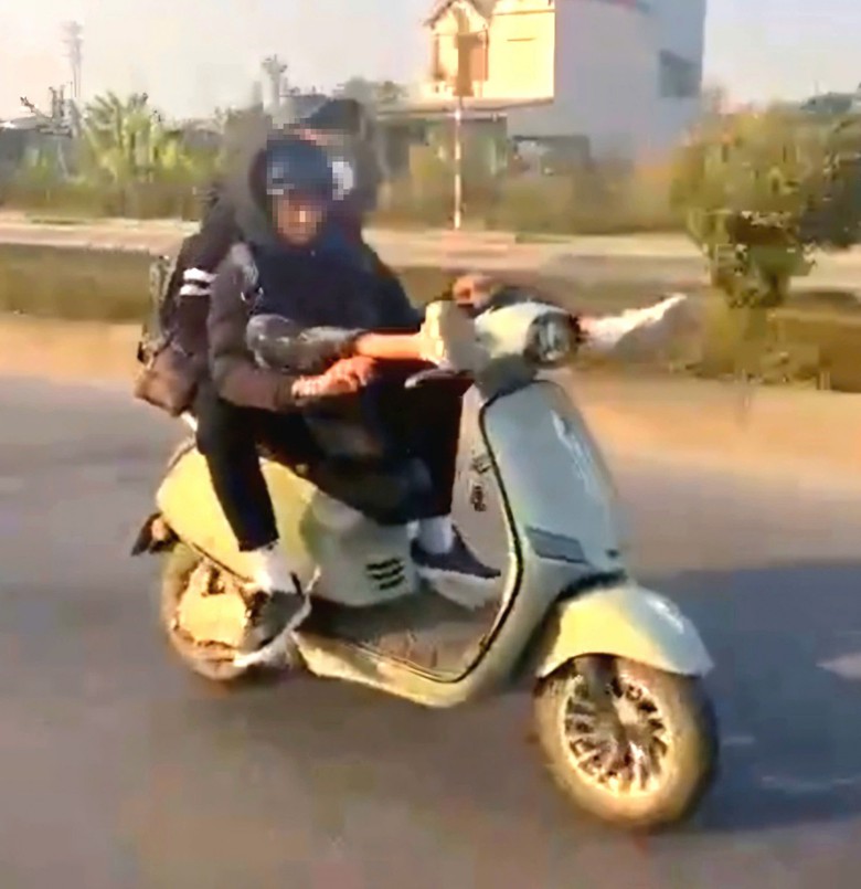 Quảng Ninh: L&aacute;i xe bằng ch&acirc;n, thanh ni&ecirc;n bị tịch thu phương tiện- Ảnh 1.