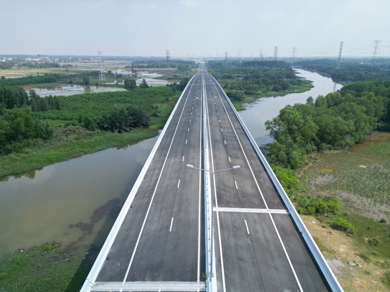 Cao tốc Bến Lức - Long Th&agrave;nh xong 55km trục ch&iacute;nh, chờ cầu v&agrave; n&uacute;t giao để th&ocirc;ng to&agrave;n tuyến- Ảnh 11.