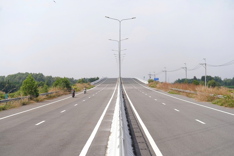 Cao tốc Bến Lức - Long Th&agrave;nh xong 55km trục ch&iacute;nh, chờ cầu v&agrave; n&uacute;t giao để th&ocirc;ng to&agrave;n tuyến- Ảnh 8.