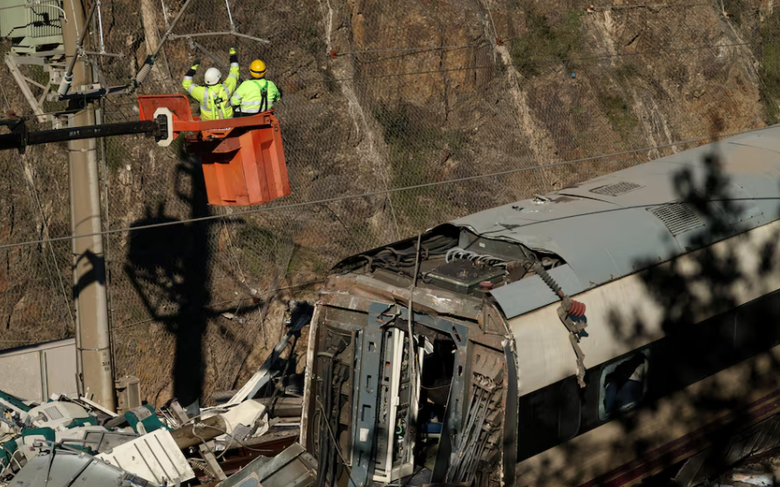 Tai nạn t&agrave;u cao tốc ở T&acirc;y Ban Nha: Huy động m&aacute;y m&oacute;c hạng nặng t&igrave;m thi thể nạn nh&acirc;n