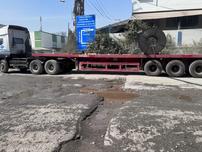 TP.HCM: Sửa chữa tạm đường Bến Nghé, Lưu Trọng Lư trước tết Nguyên đán- Ảnh 2. TP.HCM: Sửa chữa tạm đường Bến Nghé, Lưu Trọng Lư trước tết Nguyên đán- Ảnh 2.