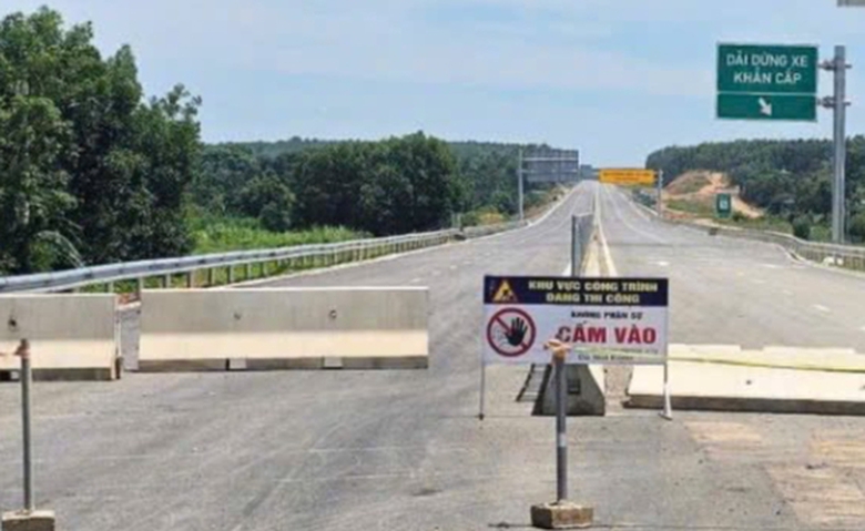 Cảnh b&aacute;o nguy cơ mất ATGT khi người d&acirc;n tự &yacute; lưu th&ocirc;ng tr&ecirc;n cao tốc Quảng Ng&atilde;i - Ho&agrave;i Nhơn- Ảnh 5.