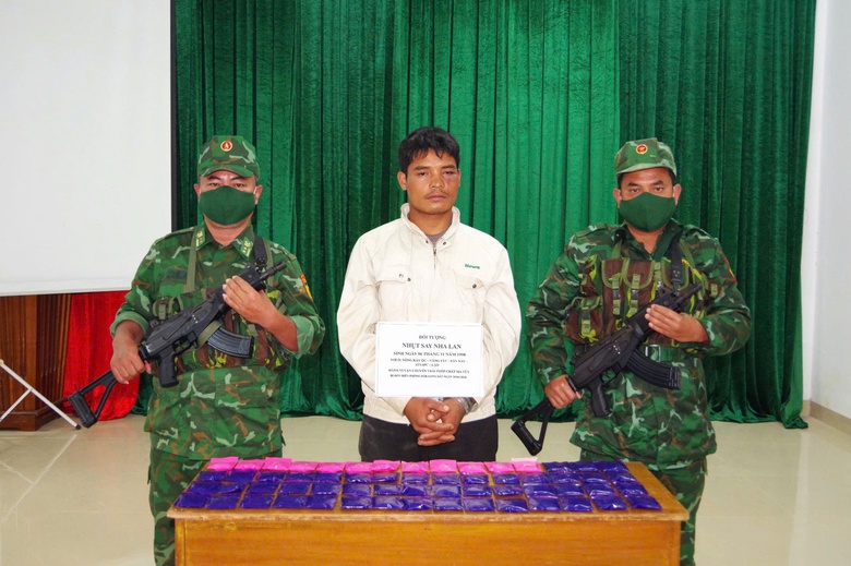 Bắt đối tượng nước ngoài vận chuyển 12.000 viên ma tuý vào Việt Nam- Ảnh 1. Bắt đối tượng nước ngoài vận chuyển 12.000 viên ma tuý vào Việt Nam- Ảnh 1.