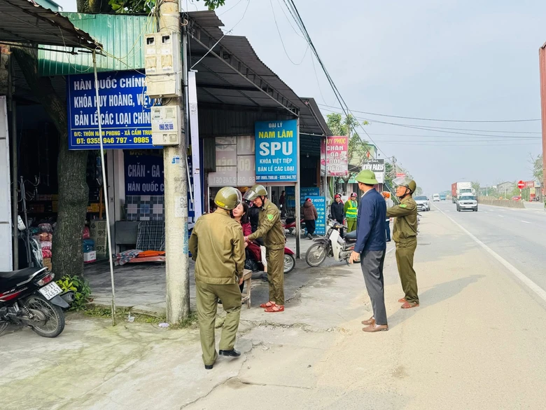 Hà Tĩnh: Xử lý vi phạm để đường thông, hè thoáng, người dân an tâm đón Tết, vui xuân- Ảnh 3. Hà Tĩnh: Xử lý vi phạm để đường thông, hè thoáng, người dân an tâm đón Tết, vui xuân- Ảnh 3.