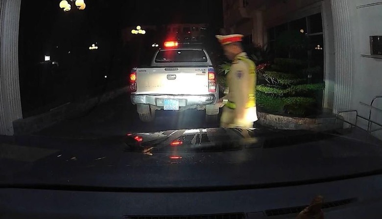 CSGT Hưng Y&ecirc;n kịp thời dẫn đường đưa sản phụ đi cấp cứu trong đ&ecirc;m- Ảnh 1.