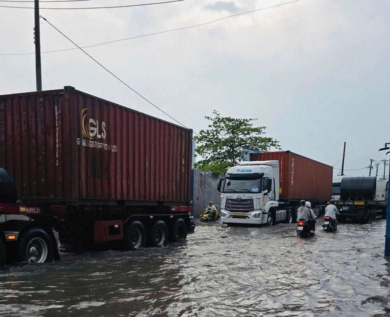 TP.HCM: Sửa chữa tạm đường Bến Nghé, Lưu Trọng Lư trước tết Nguyên đán- Ảnh 3. TP.HCM: Sửa chữa tạm đường Bến Nghé, Lưu Trọng Lư trước tết Nguyên đán- Ảnh 3.