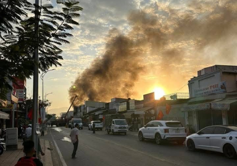 Cháy lớn cửa hàng điện máy ở Đồng Nai, 2 người tử vong- Ảnh 1. Cháy lớn cửa hàng điện máy ở Đồng Nai, 2 người tử vong- Ảnh 1.