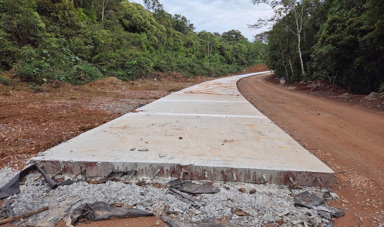 Quảng Ngãi: Vướng mặt bằng, dự án nâng cấp tỉnh lộ 1.300 tỷ đồng thi công chậm tiến độ- Ảnh 4. Quảng Ngãi: Vướng mặt bằng, dự án nâng cấp tỉnh lộ 1.300 tỷ đồng thi công chậm tiến độ- Ảnh 4.