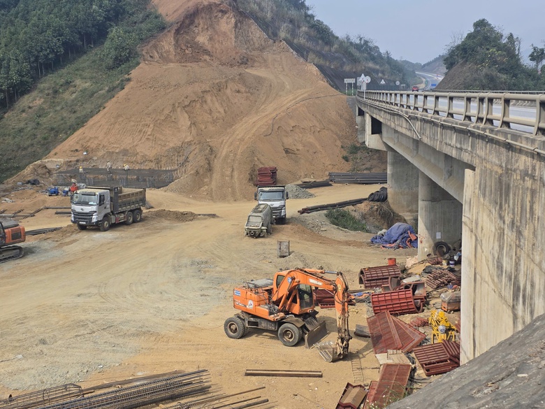 Dự &aacute;n mở rộng cao tốc Nội B&agrave;i - L&agrave;o Cai: Nh&agrave; thầu mong sớm gỡ kh&oacute; nguồn vật liệu- Ảnh 1.