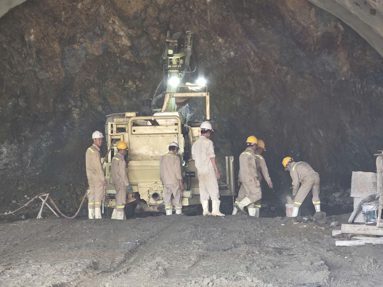 Dự &aacute;n mở rộng cao tốc Nội B&agrave;i - L&agrave;o Cai: Nh&agrave; thầu mong sớm gỡ kh&oacute; nguồn vật liệu- Ảnh 4.