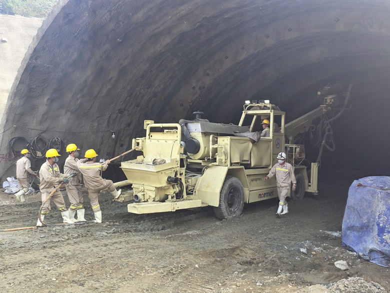 Dự &aacute;n mở rộng cao tốc Nội B&agrave;i - L&agrave;o Cai: Nh&agrave; thầu mong sớm gỡ kh&oacute; nguồn vật liệu- Ảnh 5.