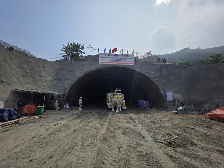 Dự &aacute;n mở rộng cao tốc Nội B&agrave;i - L&agrave;o Cai: Nh&agrave; thầu mong sớm gỡ kh&oacute; nguồn vật liệu- Ảnh 6.