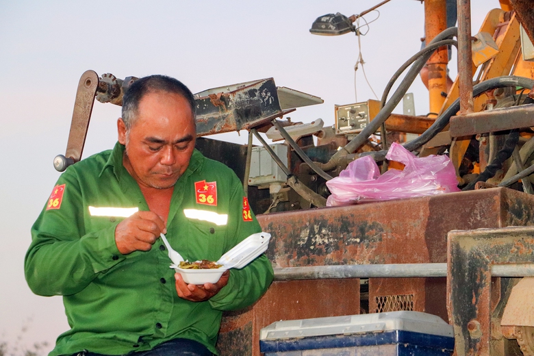 Chuyện hậu trường 500 ngày đêm nối thông cao tốc Cần Thơ - Cà Mau- Ảnh 7. Chuyện hậu trường 500 ngày đêm nối thông cao tốc Cần Thơ - Cà Mau- Ảnh 7.