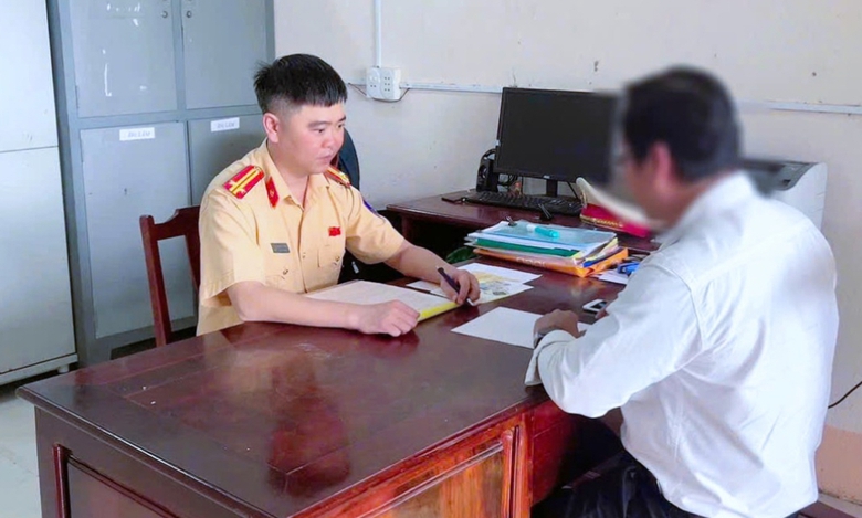 Dừng xe chiếm lối người đi bộ, t&agrave;i xế xe kh&aacute;ch ở Đồng Nai bị xử phạt- Ảnh 2.