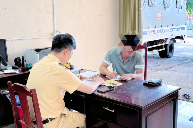 Dừng xe chiếm lối người đi bộ, t&agrave;i xế xe kh&aacute;ch ở Đồng Nai bị xử phạt- Ảnh 4.