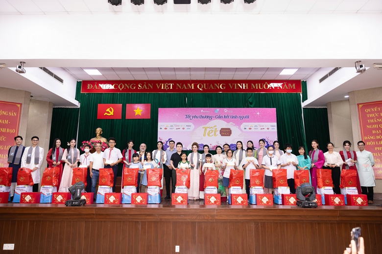 Hơn 20 hoa, &aacute; hậu lần đầu c&ugrave;ng g&oacute;i b&aacute;nh chưng tặng người ngh&egrave;o đ&oacute;n Tết- Ảnh 8.