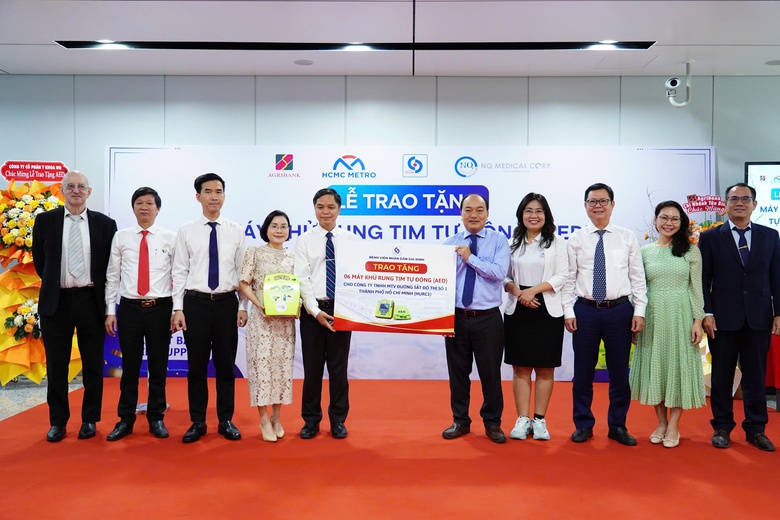 Tuyến metro số 1 được trang bị m&aacute;y khử rung tim tự động, tăng năng lực cấp cứu khẩn cấp- Ảnh 1.