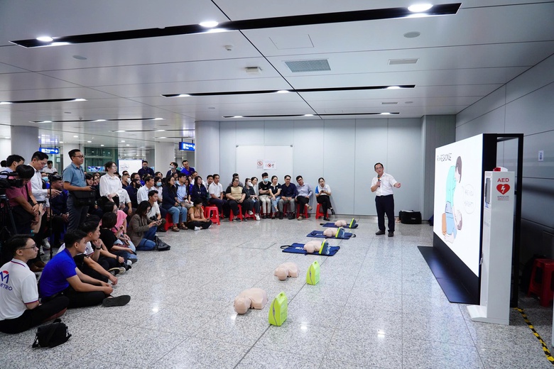 Tuyến metro số 1 được trang bị m&aacute;y khử rung tim tự động, tăng năng lực cấp cứu khẩn cấp- Ảnh 3.