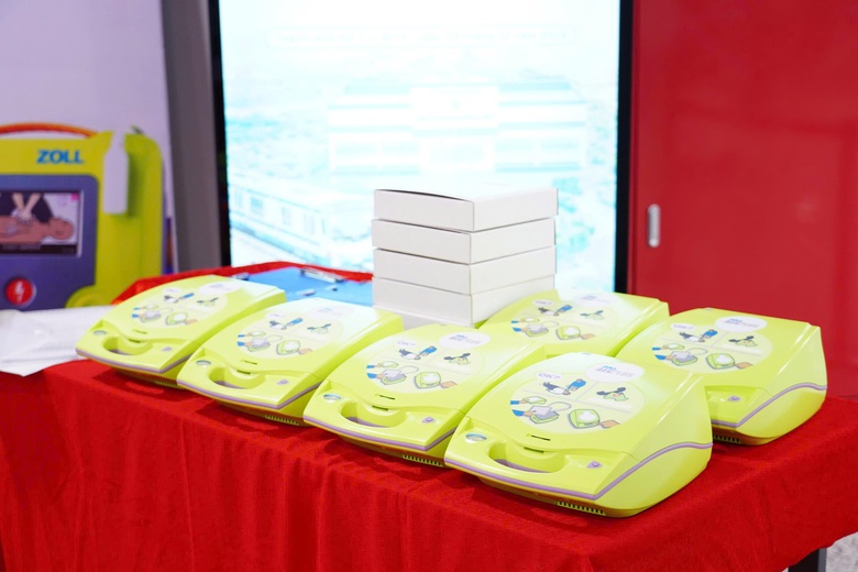 Tuyến metro số 1 được trang bị m&aacute;y khử rung tim tự động, tăng năng lực cấp cứu khẩn cấp- Ảnh 2.