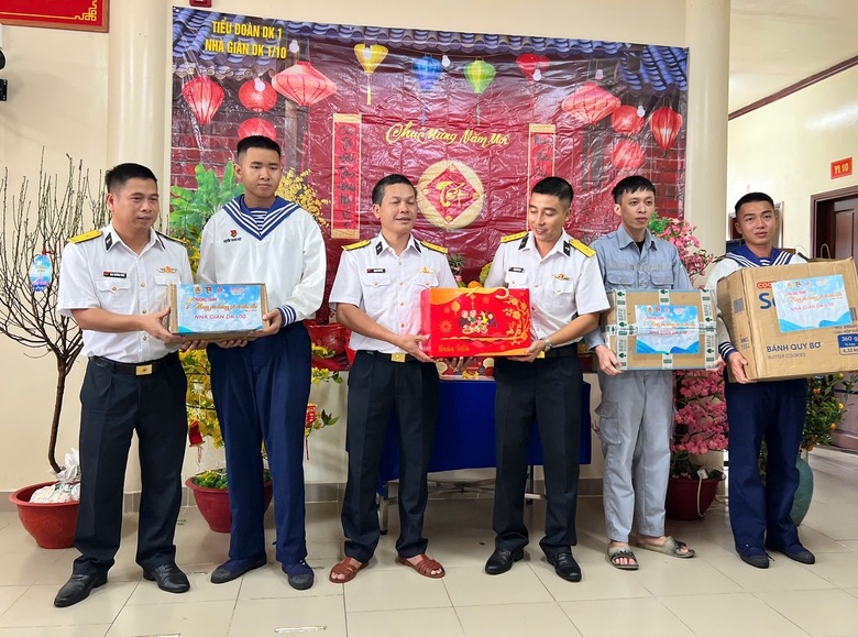 Mang mùa xuân từ đất liền ra nơi đầu sóng- Ảnh 1. Mang mùa xuân từ đất liền ra nơi đầu sóng- Ảnh 1.