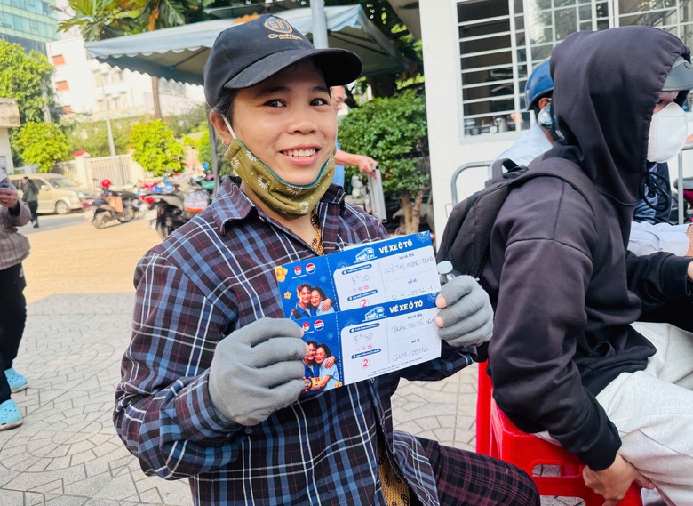 TP.HCM: Những tấm v&eacute; Tết nối nhịp đo&agrave;n vi&ecirc;n cho người lao động xa qu&ecirc;- Ảnh 2.