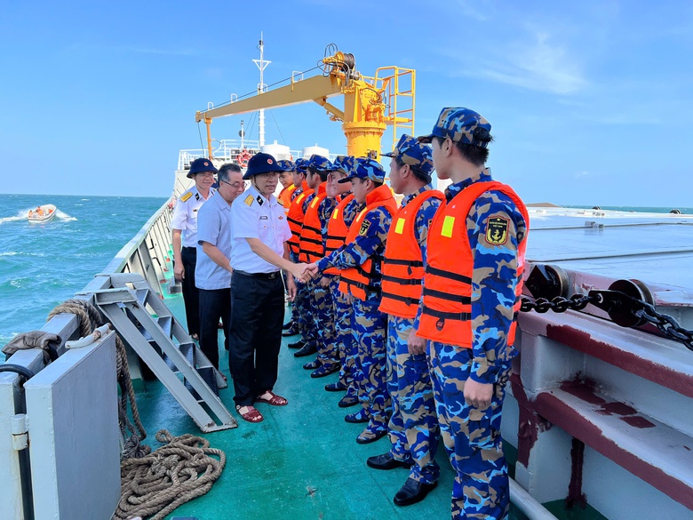 Mang mùa xuân từ đất liền ra nơi đầu sóng- Ảnh 2. Mang mùa xuân từ đất liền ra nơi đầu sóng- Ảnh 2.