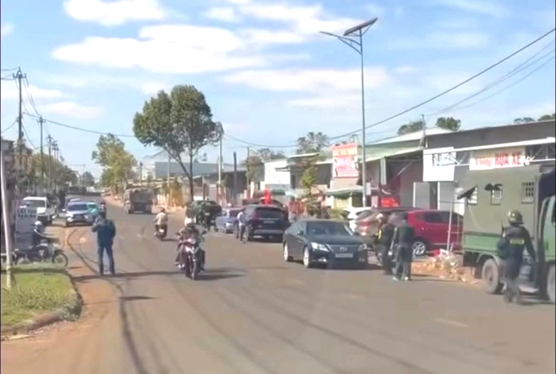 Phát hiện xe máy trong vụ hai nghi phạm cướp ngân hàng ở Gia Lai- Ảnh 1. Phát hiện xe máy trong vụ hai nghi phạm cướp ngân hàng ở Gia Lai- Ảnh 1.