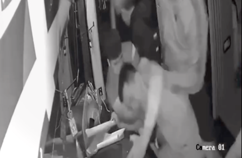 Đắk Lắk: Phụ xe kh&aacute;ch bị nh&oacute;m người lạ h&agrave;nh hung khi đ&oacute;n kh&aacute;ch tr&ecirc;n đường Hồ Ch&iacute; Minh- Ảnh 1.