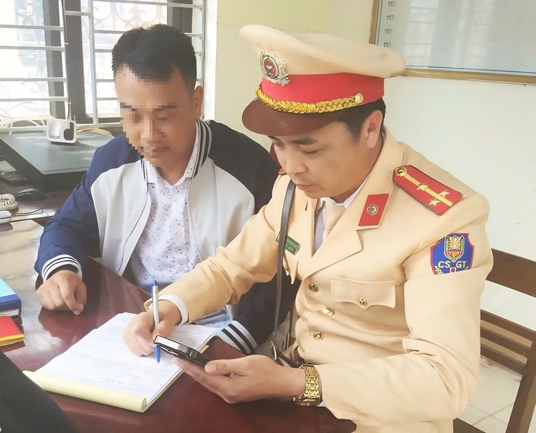 Ninh B&igrave;nh: Kiểm tra, xử l&yacute; vi phạm an to&agrave;n giao th&ocirc;ng từ phản &aacute;nh tr&ecirc;n mạng x&atilde; hội- Ảnh 2.