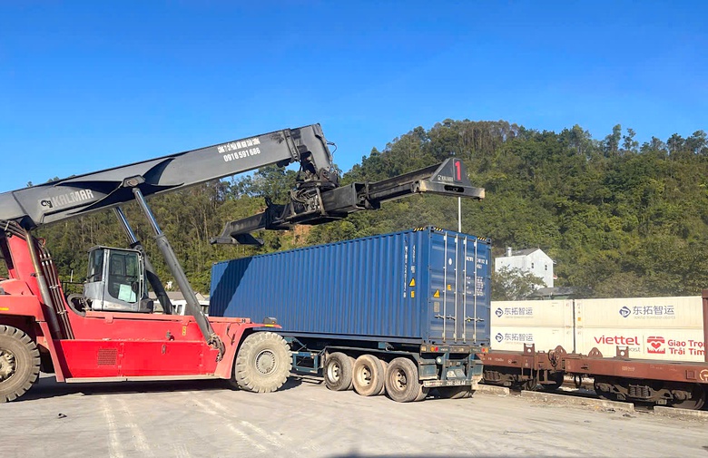 Hơn 2.900 đoàn tàu hàng liên vận quốc tế qua ga Đồng Đăng trong năm 2025- Ảnh 1. Hơn 2.900 đoàn tàu hàng liên vận quốc tế qua ga Đồng Đăng trong năm 2025- Ảnh 1.