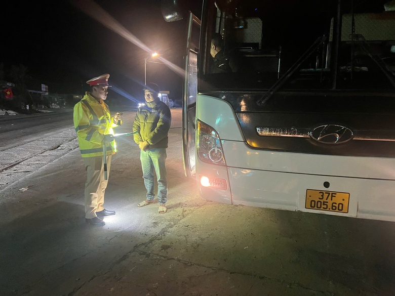 Trắng đêm cùng CSGT Sơn La đảm bảo ATGT cho xe chạy trên quốc lộ 6- Ảnh 1. Trắng đêm cùng CSGT Sơn La đảm bảo ATGT cho xe chạy trên quốc lộ 6- Ảnh 1.