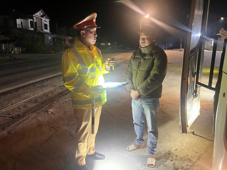 Trắng đêm cùng CSGT Sơn La đảm bảo ATGT cho xe chạy trên quốc lộ 6- Ảnh 4. Trắng đêm cùng CSGT Sơn La đảm bảo ATGT cho xe chạy trên quốc lộ 6- Ảnh 4.