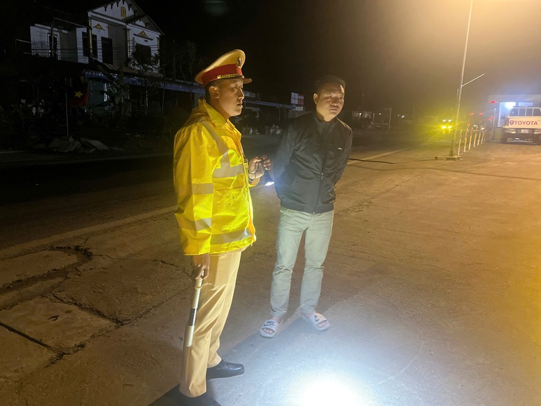 Trắng đêm cùng CSGT Sơn La đảm bảo ATGT cho xe chạy trên quốc lộ 6- Ảnh 2. Trắng đêm cùng CSGT Sơn La đảm bảo ATGT cho xe chạy trên quốc lộ 6- Ảnh 2.