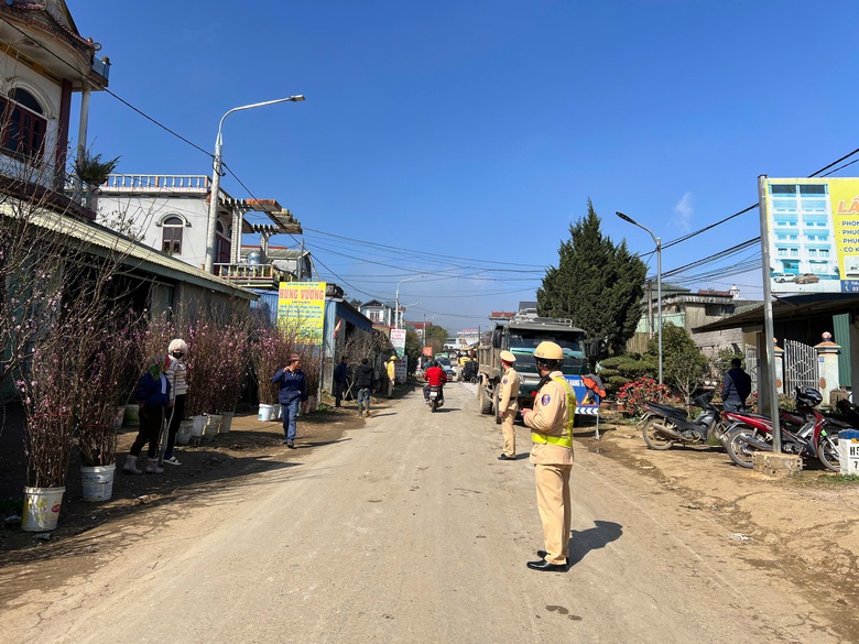 Trắng đêm cùng CSGT Sơn La đảm bảo ATGT cho xe chạy trên quốc lộ 6- Ảnh 5. Trắng đêm cùng CSGT Sơn La đảm bảo ATGT cho xe chạy trên quốc lộ 6- Ảnh 5.