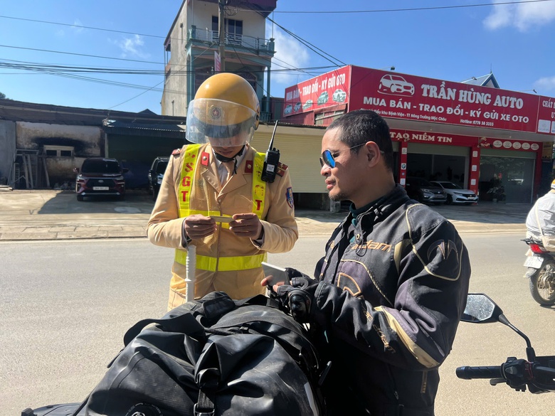 Trắng đêm cùng CSGT Sơn La đảm bảo ATGT cho xe chạy trên quốc lộ 6- Ảnh 6. Trắng đêm cùng CSGT Sơn La đảm bảo ATGT cho xe chạy trên quốc lộ 6- Ảnh 6.