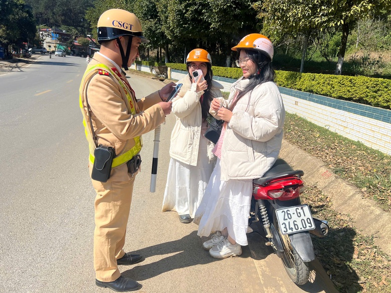 Trắng đêm cùng CSGT Sơn La đảm bảo ATGT cho xe chạy trên quốc lộ 6- Ảnh 8. Trắng đêm cùng CSGT Sơn La đảm bảo ATGT cho xe chạy trên quốc lộ 6- Ảnh 8.