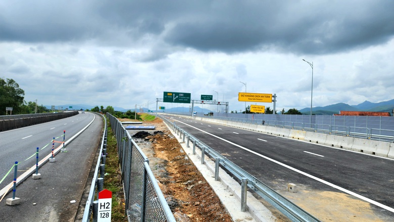 Cận cảnh điểm đấu nối cao tốc Quảng Ng&atilde;i - Ho&agrave;i Nhơn v&agrave;o cao tốc Đ&agrave; Nẵng - Quảng Ng&atilde;i- Ảnh 6.