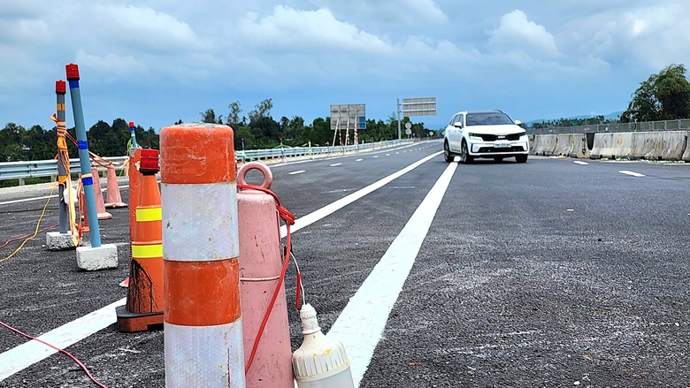 Cận cảnh điểm đấu nối cao tốc Quảng Ng&atilde;i - Ho&agrave;i Nhơn v&agrave;o cao tốc Đ&agrave; Nẵng - Quảng Ng&atilde;i- Ảnh 7.
